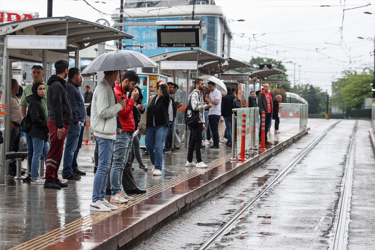 İstanbul'da sağanak yağış etkili oluyor