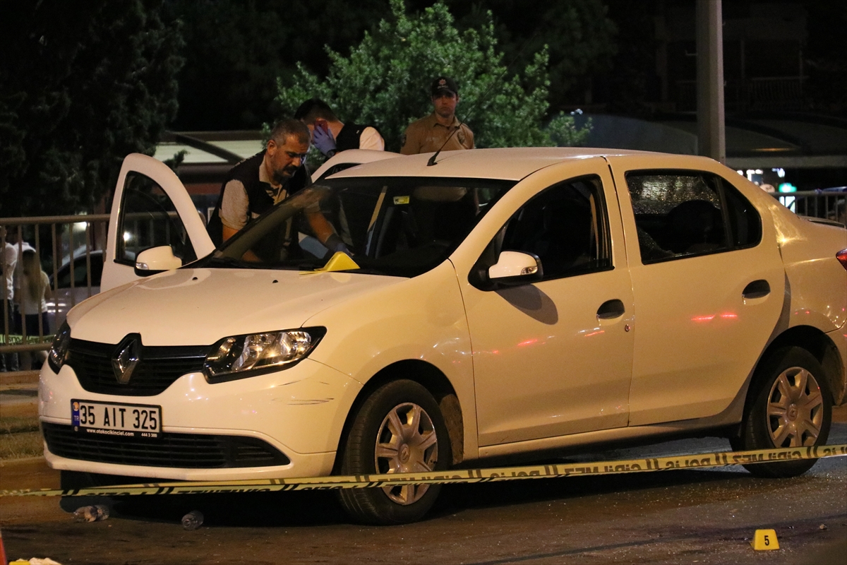 İzmir'de bir otomobile uzun namlulu silahla ateş açıldı, 2 kişi ağır yaralandı