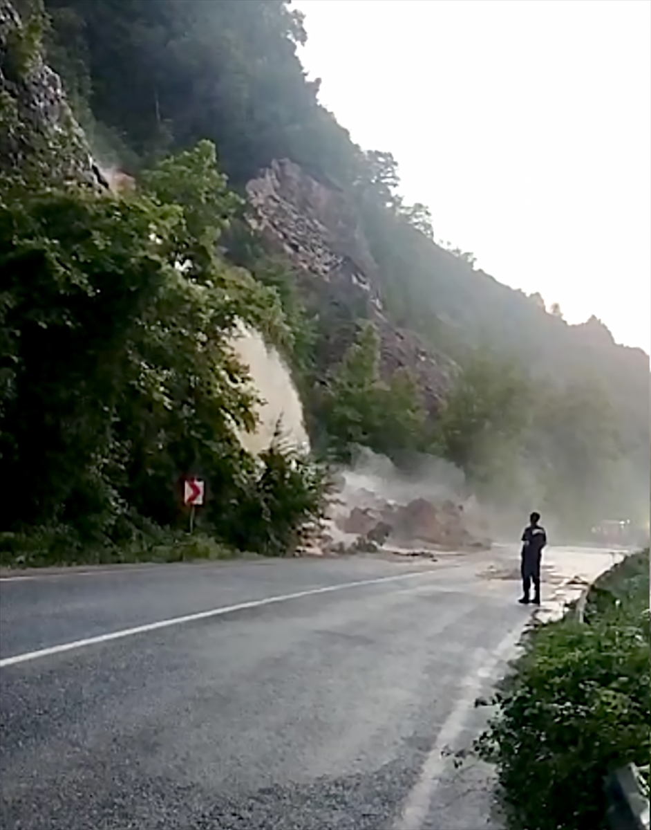 Karabük-Zonguldak kara yolu heyelan nedeniyle trafiğe kapandı