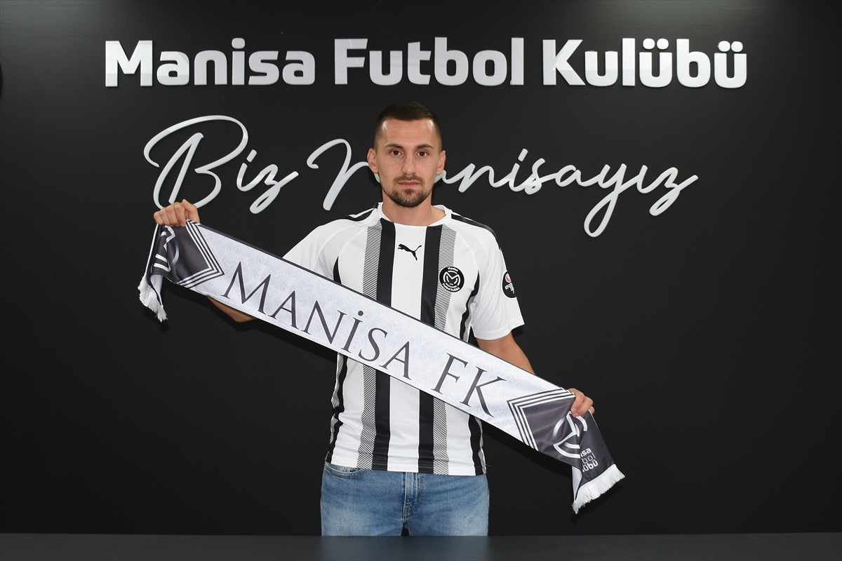 Manisa FK, orta saha oyuncusu Burak Altıparmak'ı transfer etti