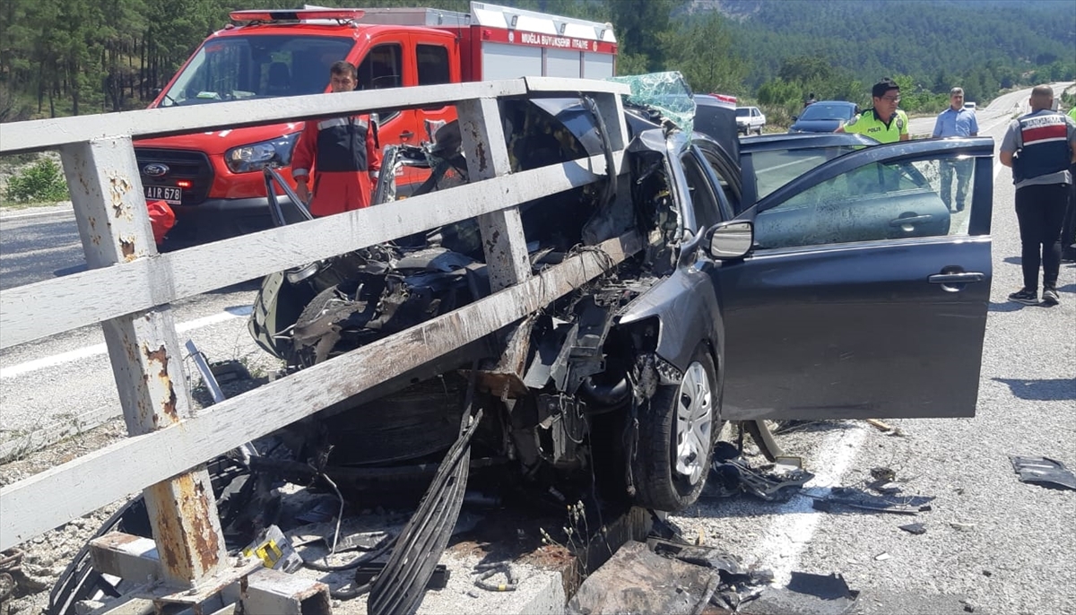 Muğla'da köprü bariyerine çarpan otomobildeki 3 kişi yaralandı