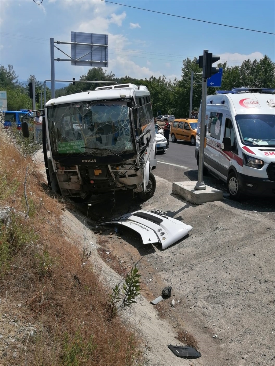 Muğla'da yolcu otobüsü ile tırın çarpıştığı kazada 3 kişi yaralandı