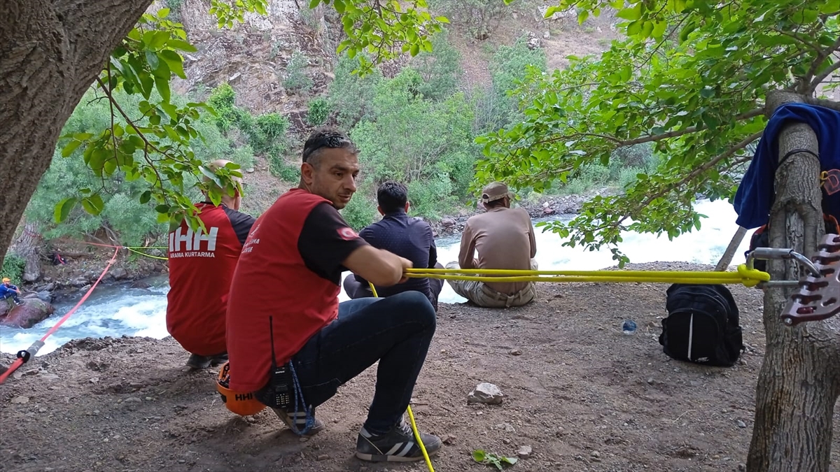 Müküs Çayı'nda kaybolan hemşireyi arama çalışmaları sürüyor