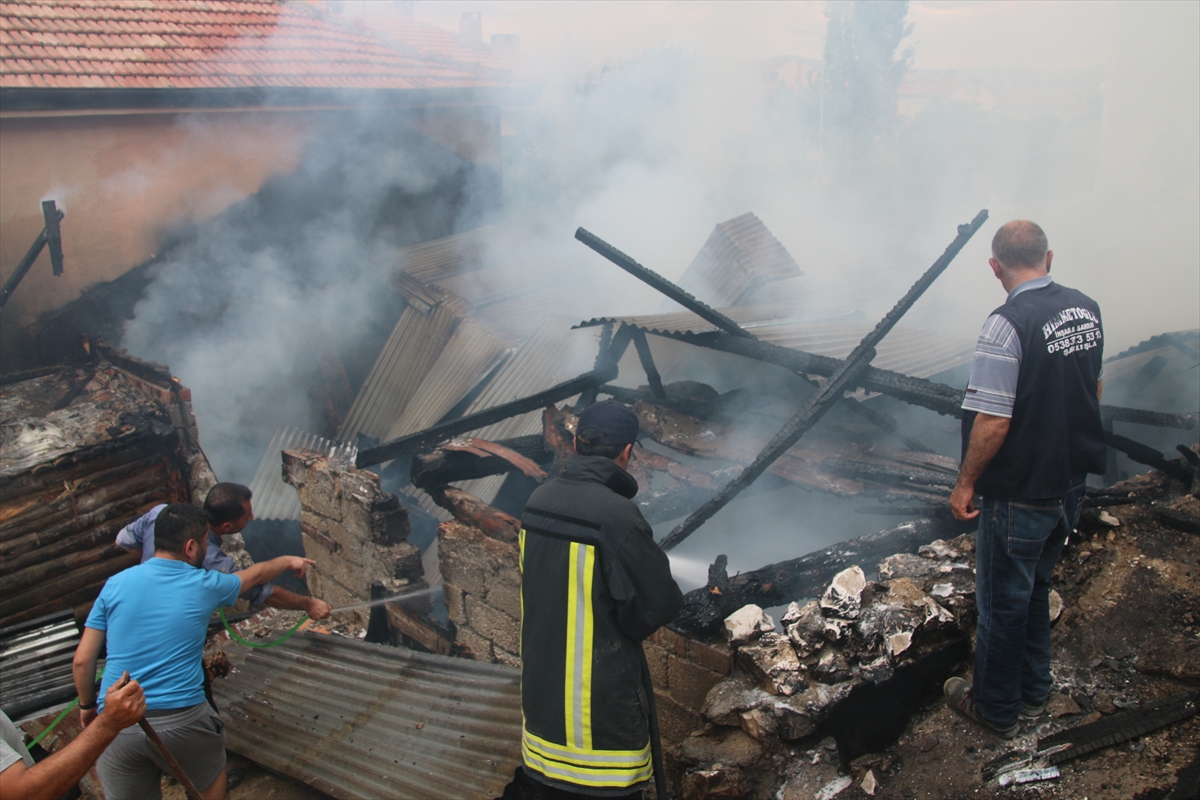Sivas'ta kömürlükte çıkan yangın hasara yol açtı