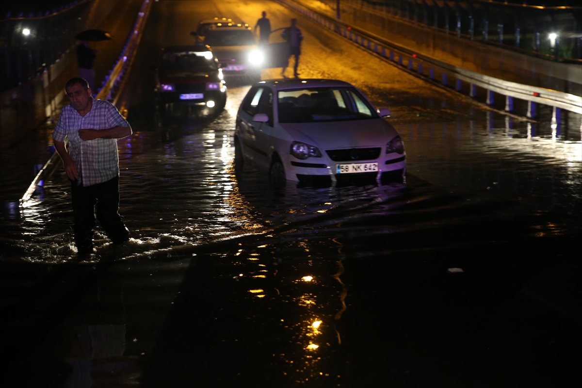 Sivas'ta sağanak nedeniyle yol çöktü, bazı evleri su bastı