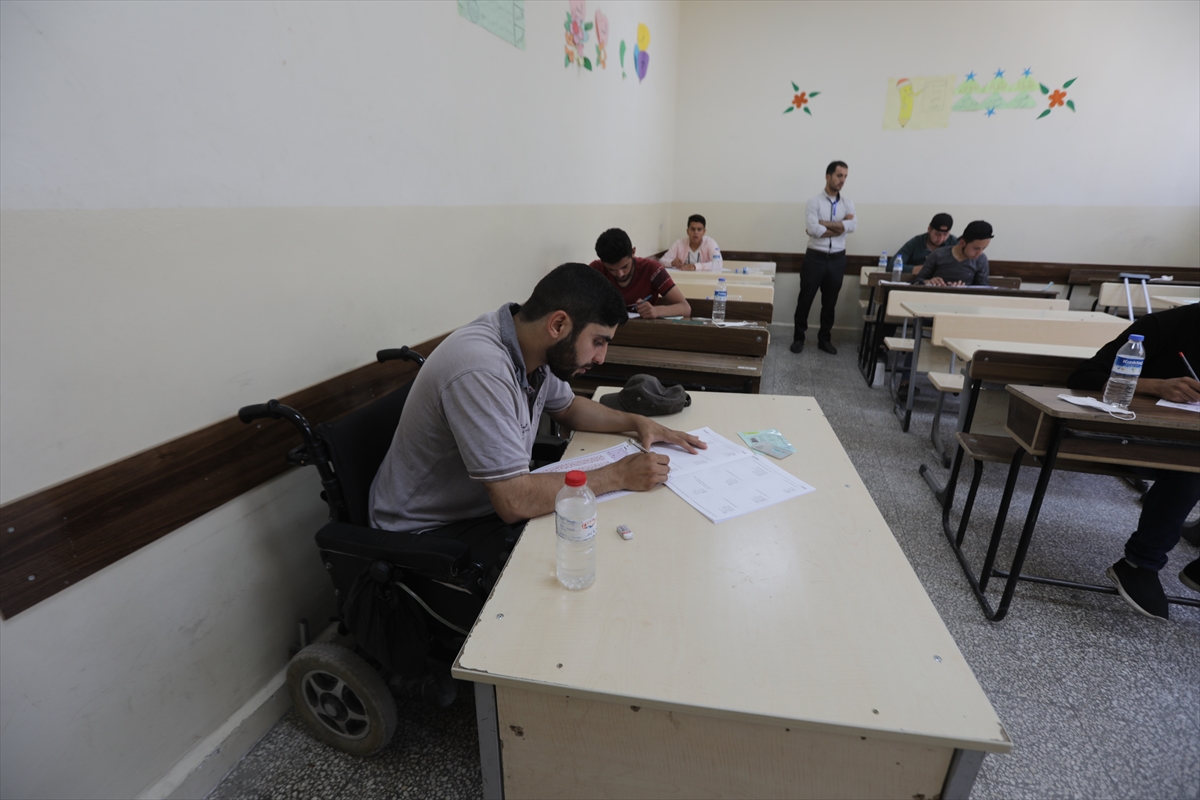 Suriye'de 13 bin 500 öğrenci, üniversite sınavına girdi