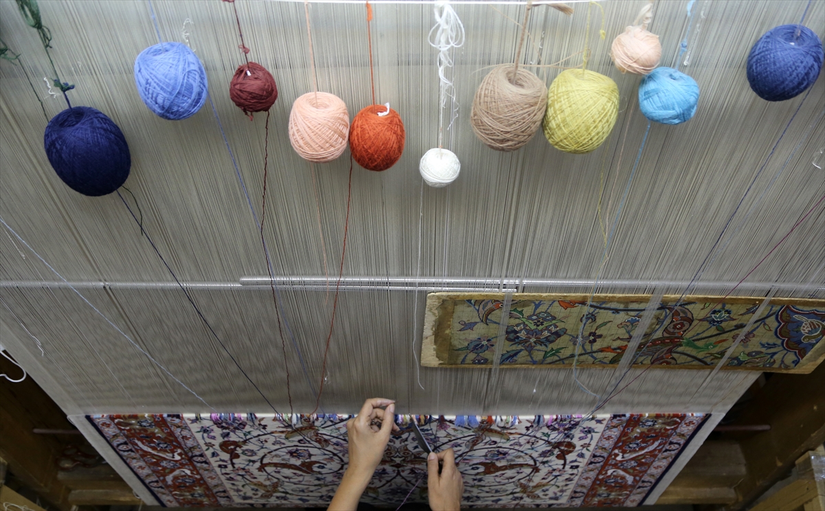 Tahran'da müzeyi andıran merkezde geleneksel el sanatları gençlere aktarılıyor