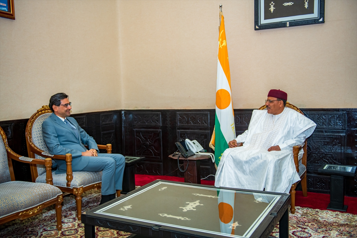 Türkiye'nin Niamey Büyükelçisi Arı'dan Nijer Cumhurbaşkanı Bazoum'a veda ziyareti