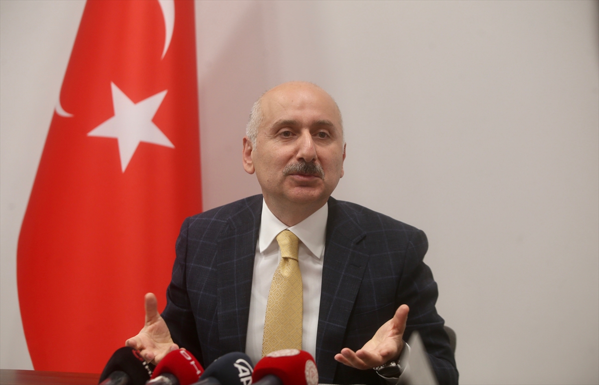 Ulaştırma ve Altyapı Bakanı Karaismailoğlu, havalimanı muhabirleri ile buluştu:
