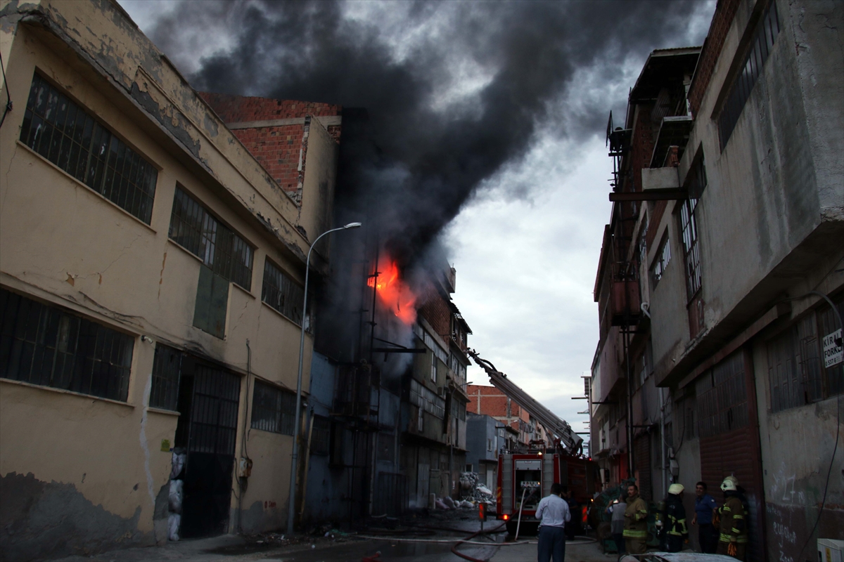 GÜNCELLEME – Uşak'ta iki katlı tekstil atölyesindeki yangın söndürüldü