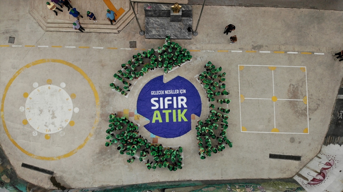 Zonguldak'ta öğrenciler geri dönüşümün önemini koreografiyle anlattı