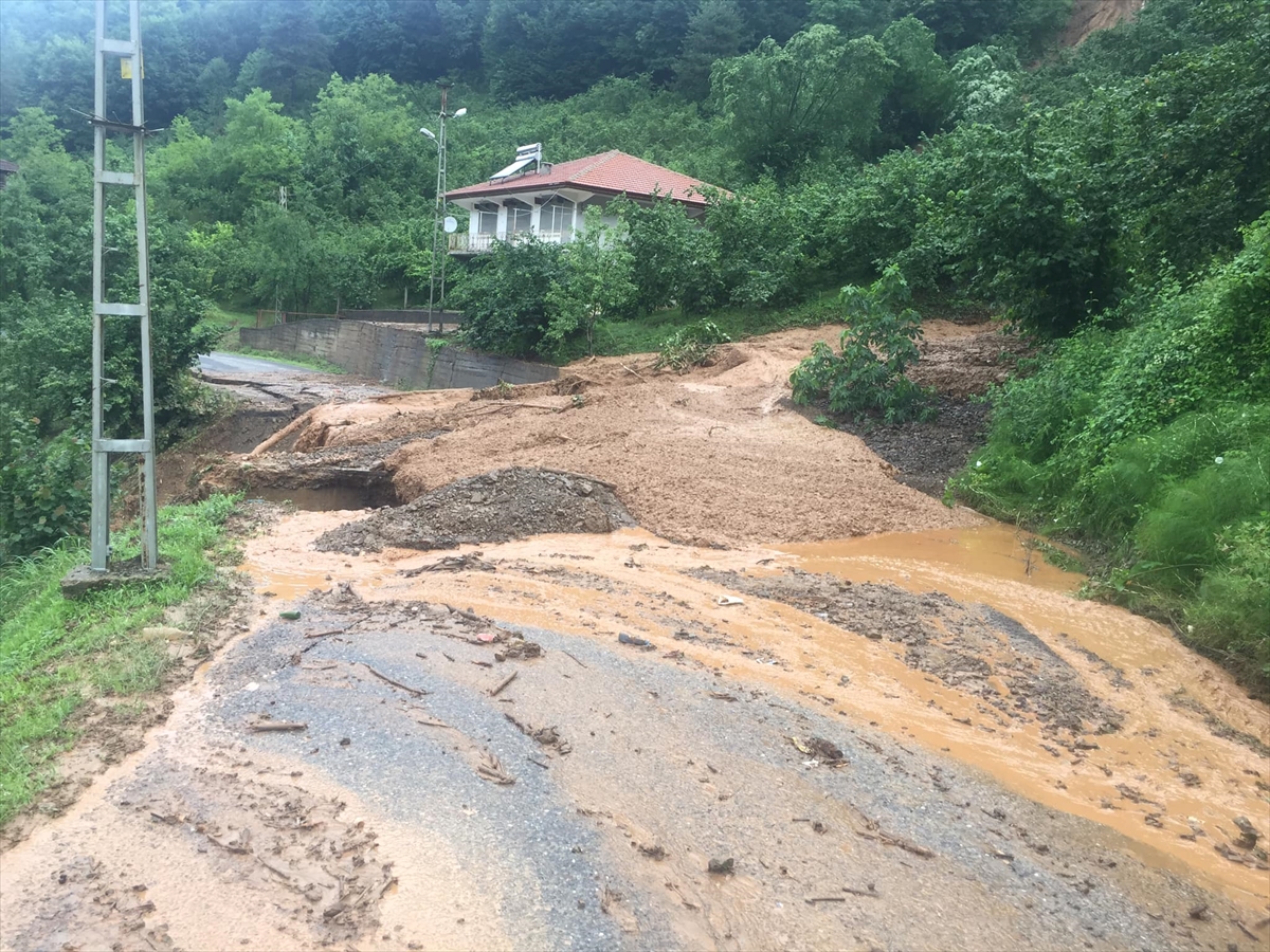 Zonguldak'ta sağanak nedeniyle köy yollarında heyelan yaşandı