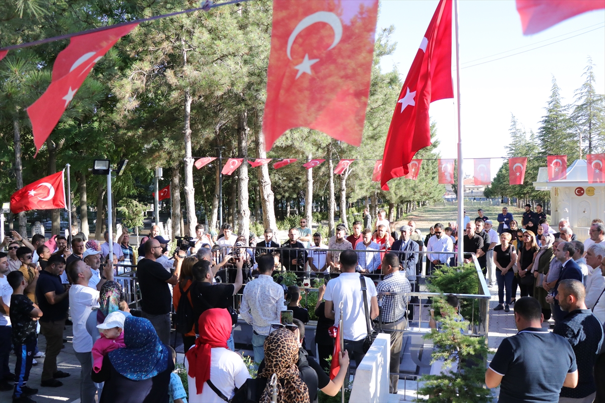 15 Temmuz'un kahraman şehidi Ömer Halisdemir'in kabrinde tören düzenlendi