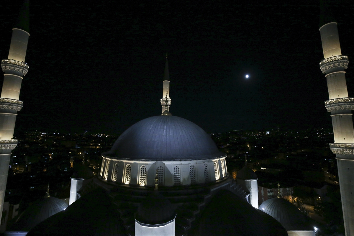 15 Temmuz'un yıl dönümünde saat 00.13'te tüm camilerden sela okundu