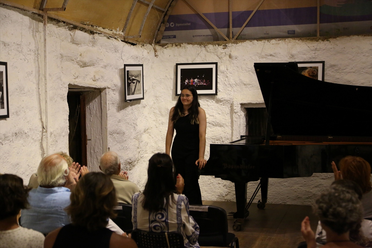 19. Uluslararası Gümüşlük Müzik Festivali kapsamında genç piyanistler konser verdi