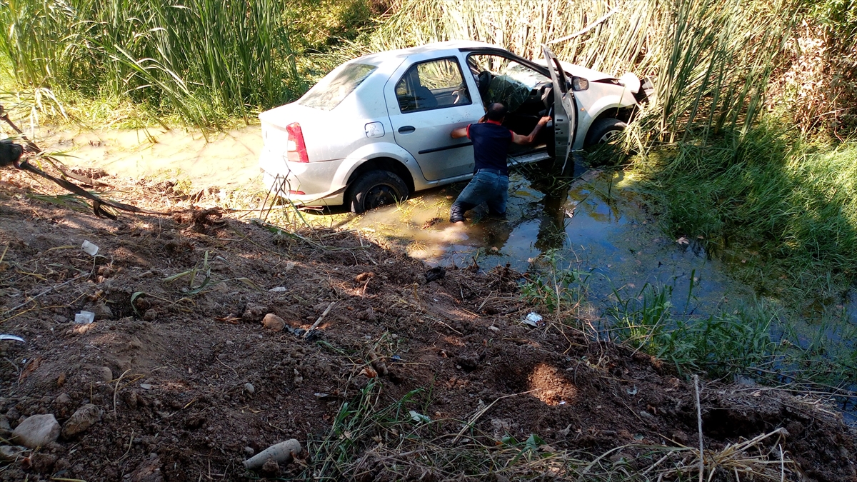 Adana'da dereye düşen otomobildeki 4 kişi yaralandı