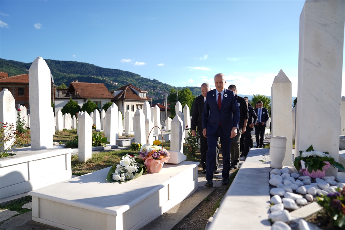 AK Parti Genel Başkanvekili Kurtulmuş, Kovaçi Şehitliği'ni ziyaret etti