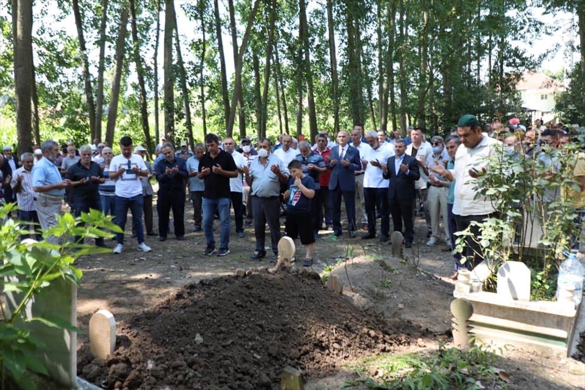 AK Parti'li Ayşe Keşir'in vefat eden teyzesi Düzce'de toprağa verildi