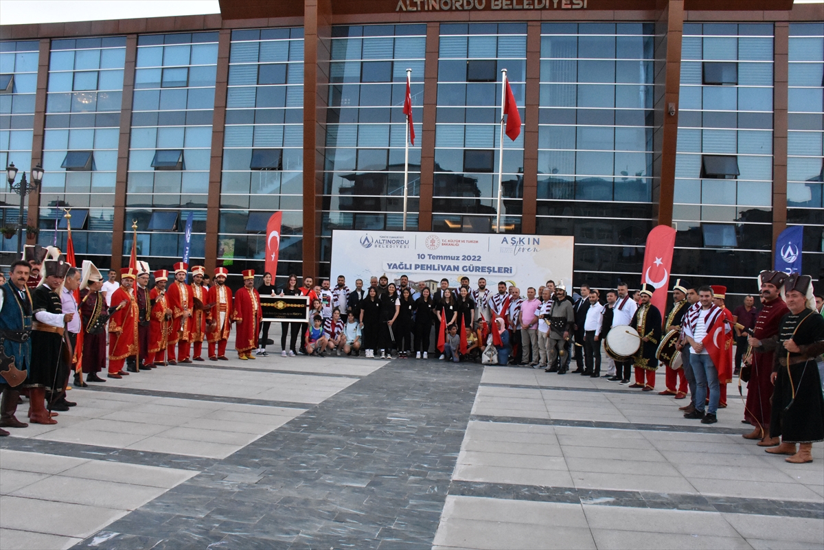 “Altınordu Yağlı Güreşleri” kapsamında kortej yürüyüşü yapıldı