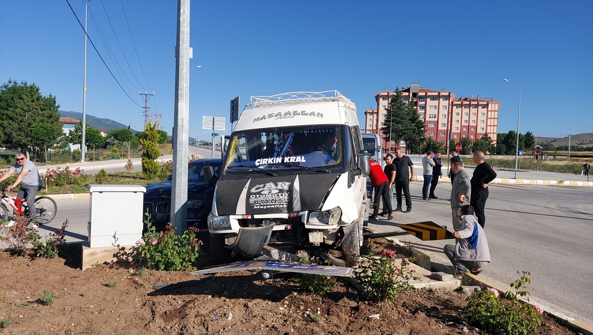 Amasya'da otomobil ile minibüs çarpıştı, 8 kişi yaralandı