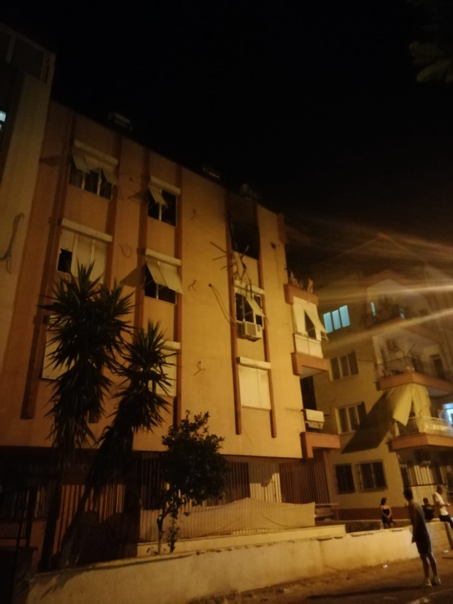 Antalya'da bir evde çıkan yangında mahsur kalan 2 çocuk kurtarıldı