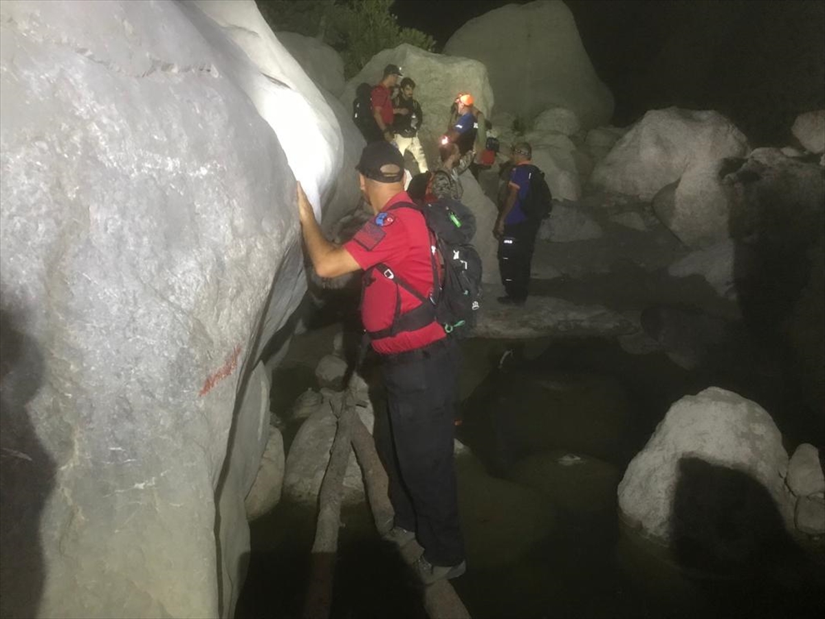 Antalya'da doğa yürüyüşü yaparken kanyonda mahsur kalan 3 kişi kurtarıldı