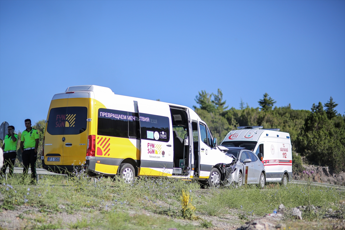 Antalya'da minibüs ile  otomobilin çarpıştığı kazada 9 kişi yaralandı