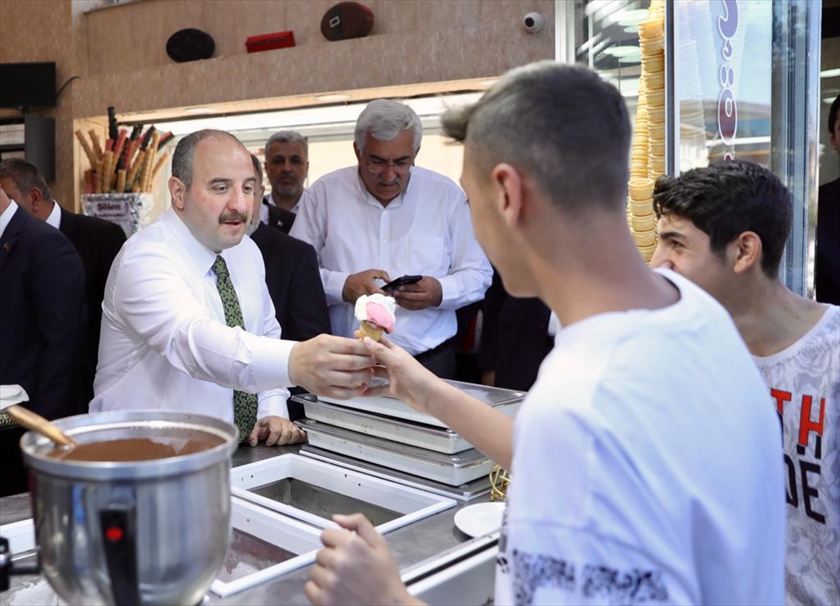 Bakan Mustafa Varank'tan Erzurum'da vatandaşlara dondurma ikramı