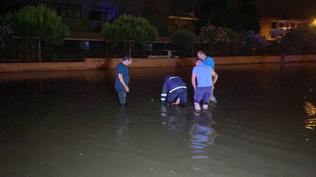 Balıkesir'de sağanak hayatı olumsuz etkiledi