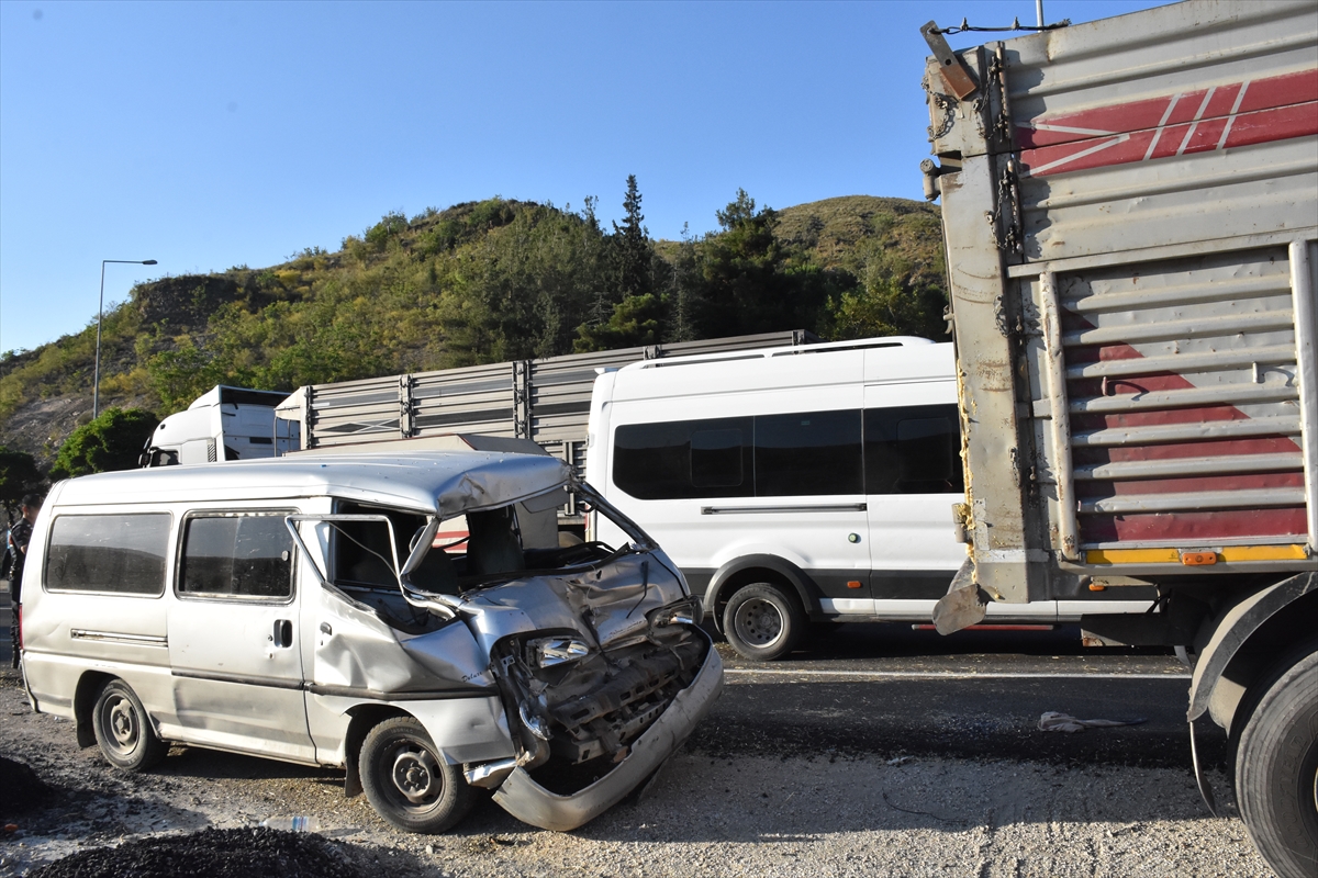 Bilecik'te 4 aracın karıştığı trafik kazasında 12 kişi yaralandı