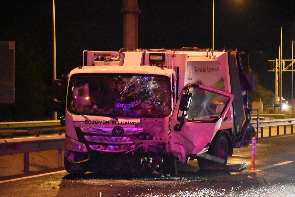 Bilecik'te çöp kamyonuna çarparak devrilen otomobilin sürücüsü hayatını kaybetti