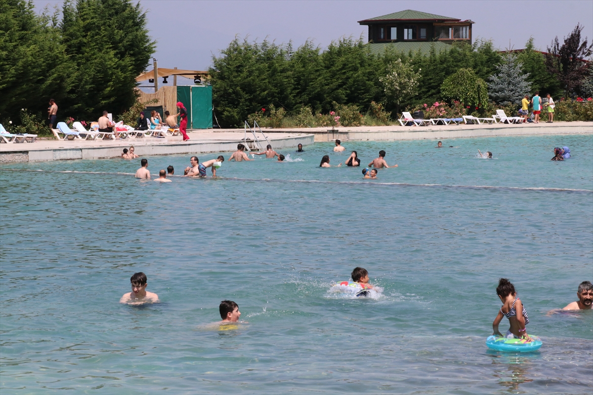 Bolu'da sıcaktan bunalanlar Akkayalar Travertenleri'ne akın etti