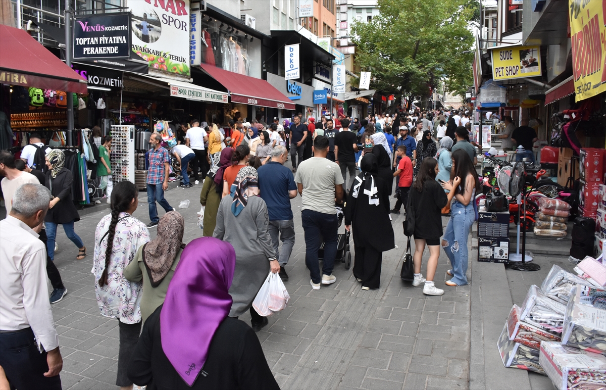 Bursa'da çarşı ve pazarlarda arife hareketliliği