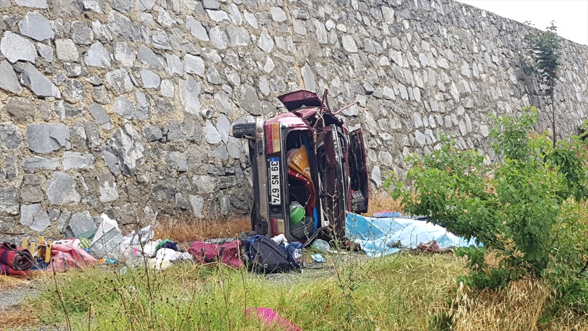 Edirne'de şarampole devrilen otomobildeki 2 kişi öldü, 2 kişi ağır yaralandı