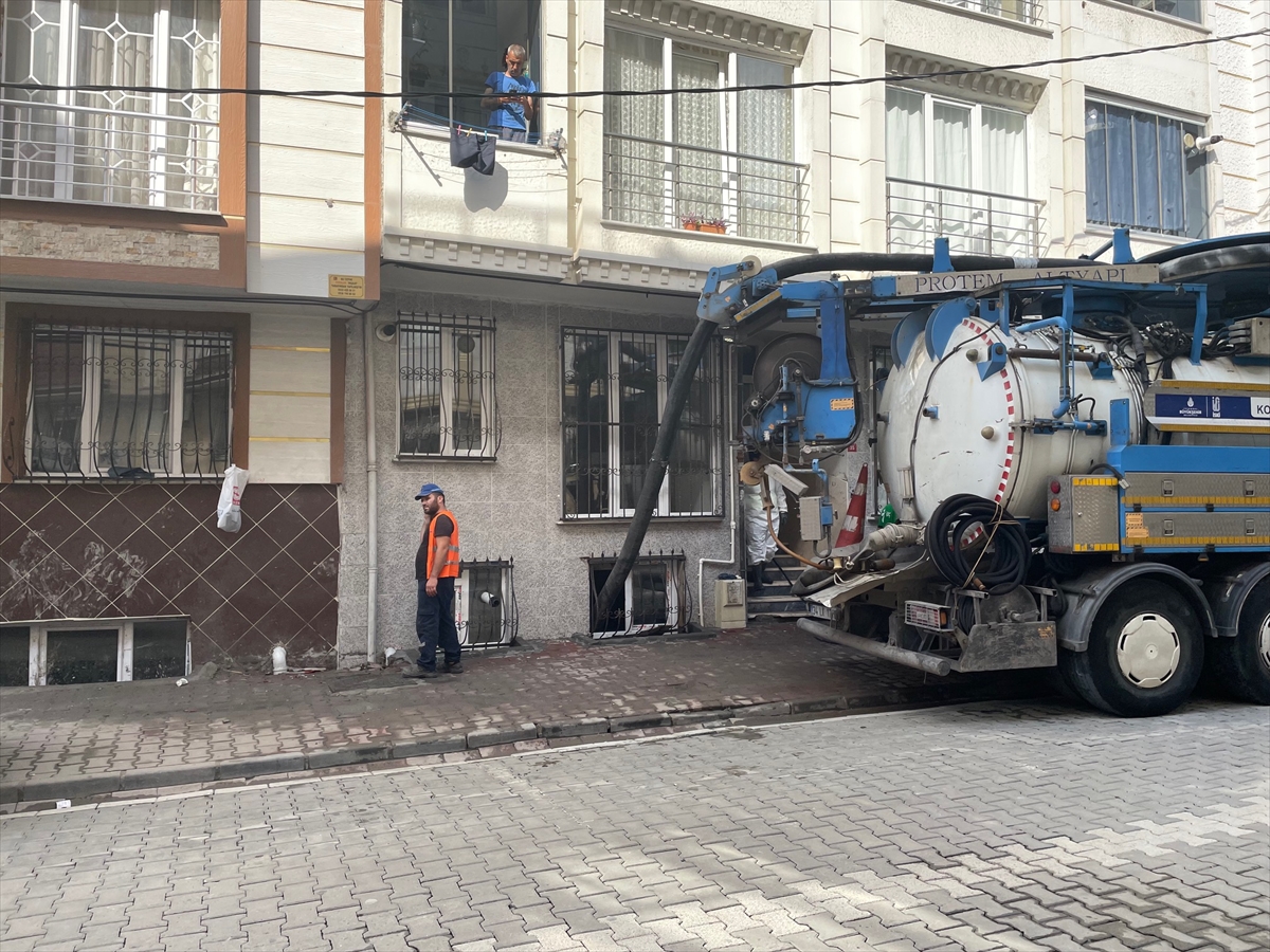 Esenyurt'ta selden etkilenen mahallelerde temizleme çalışmaları sürdü