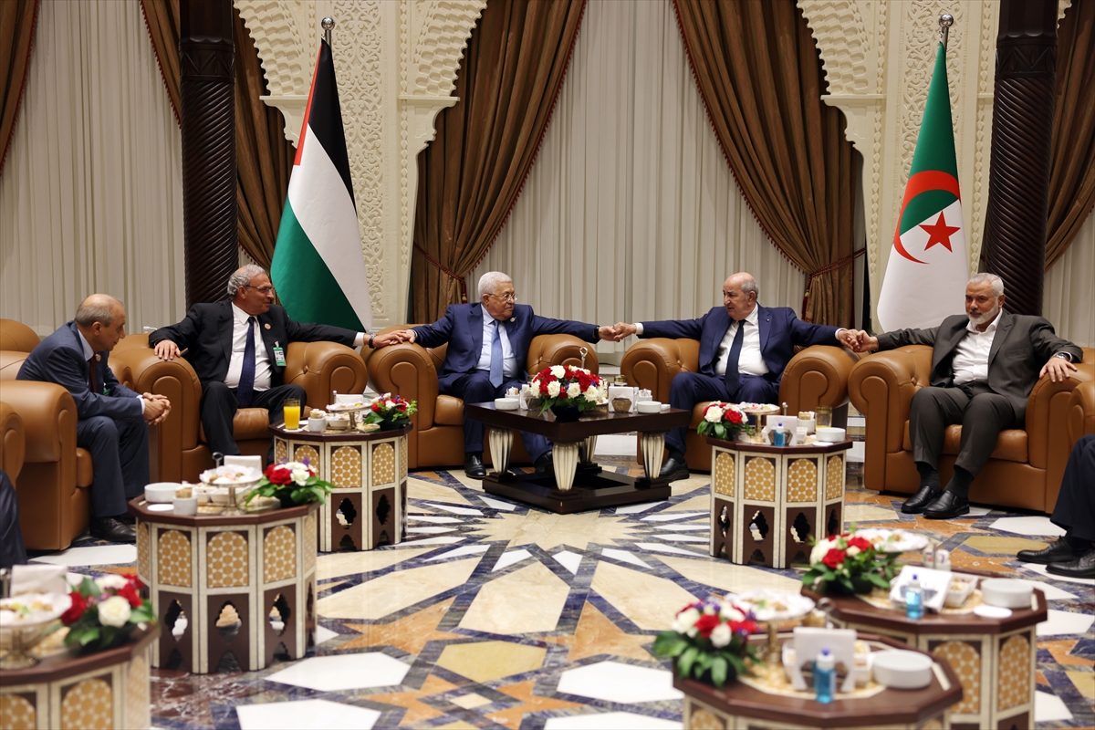 Filistin Devlet Başkanı Abbas ile Hamas lideri Heniyye yıllar sonra Cezayir'de buluştu