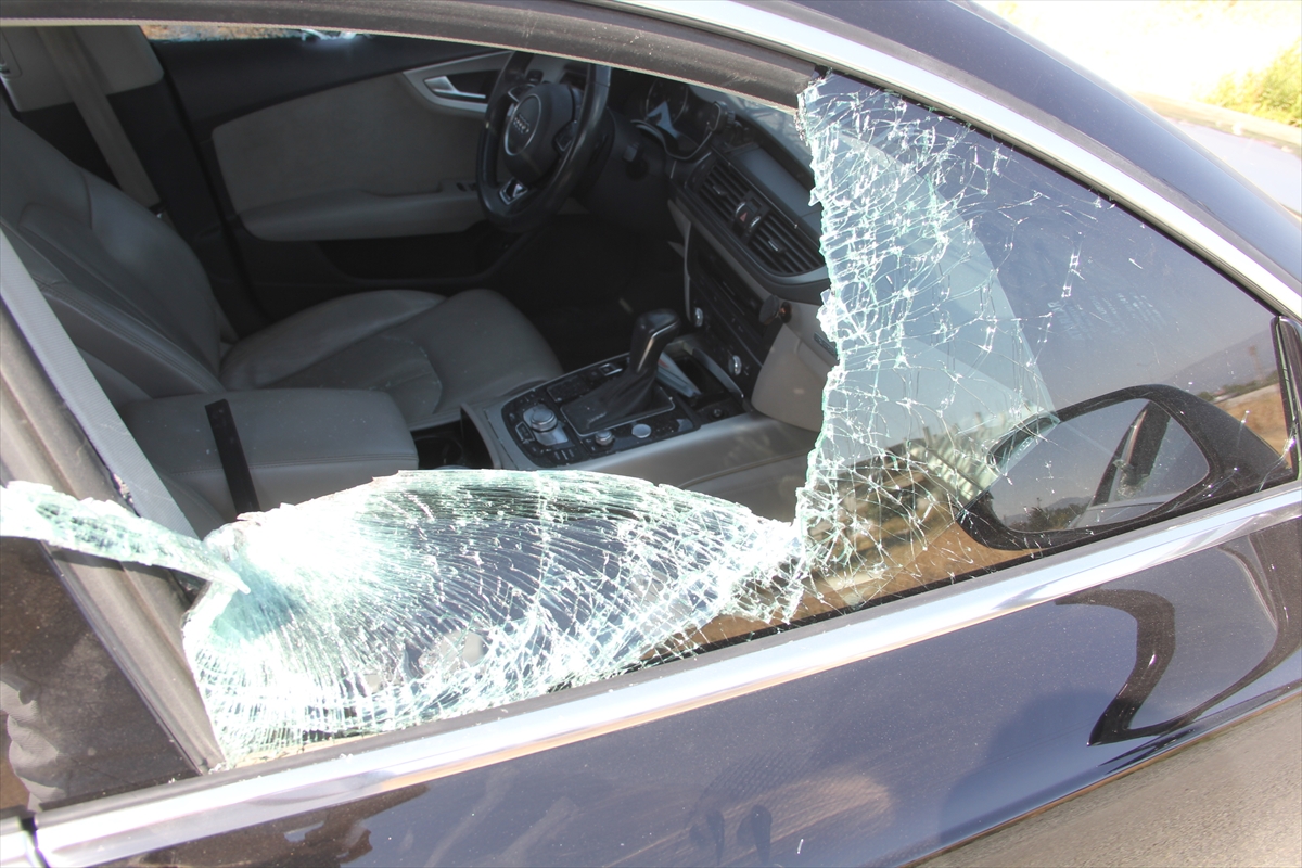 Hatay'da otomobile taşla zarar verilmesi güvenlik kamerasına yansıdı