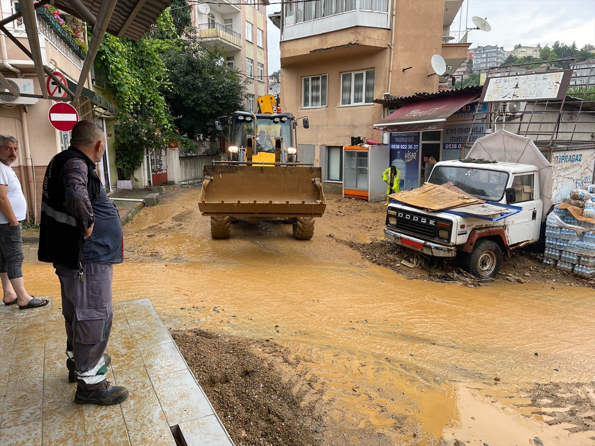 İstanbul'daki yağışta Sarıyer'deki bir camiyi su bastı