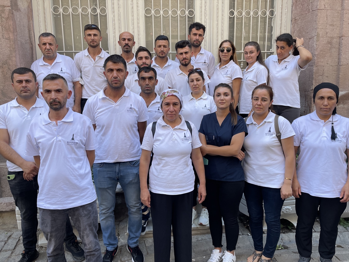 İşten çıkarılan işçiler İzmir Büyükşehir Belediyesini protesto etti
