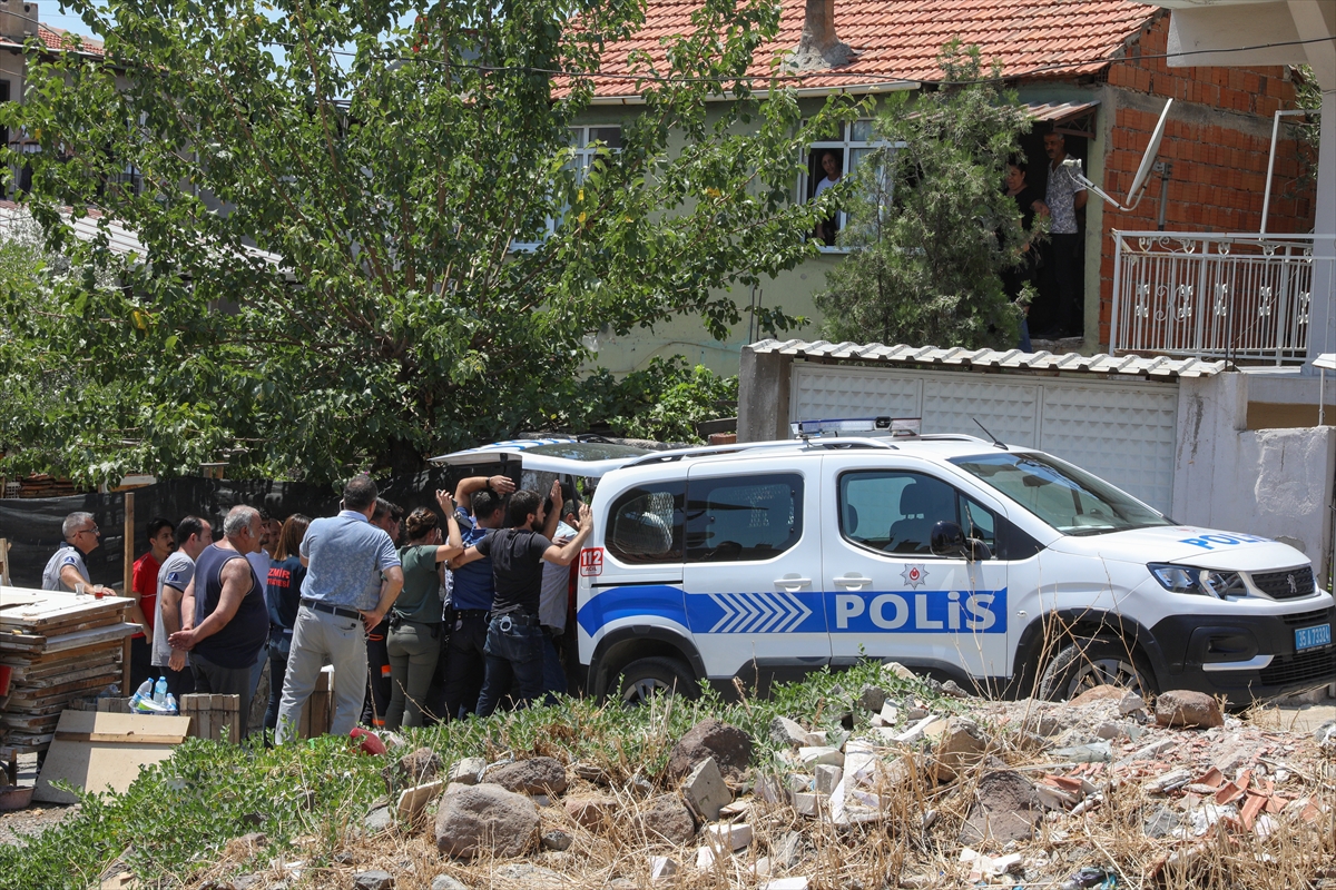 İzmir'de kocasının bıçakla rehin aldığı kadın kurtarıldı