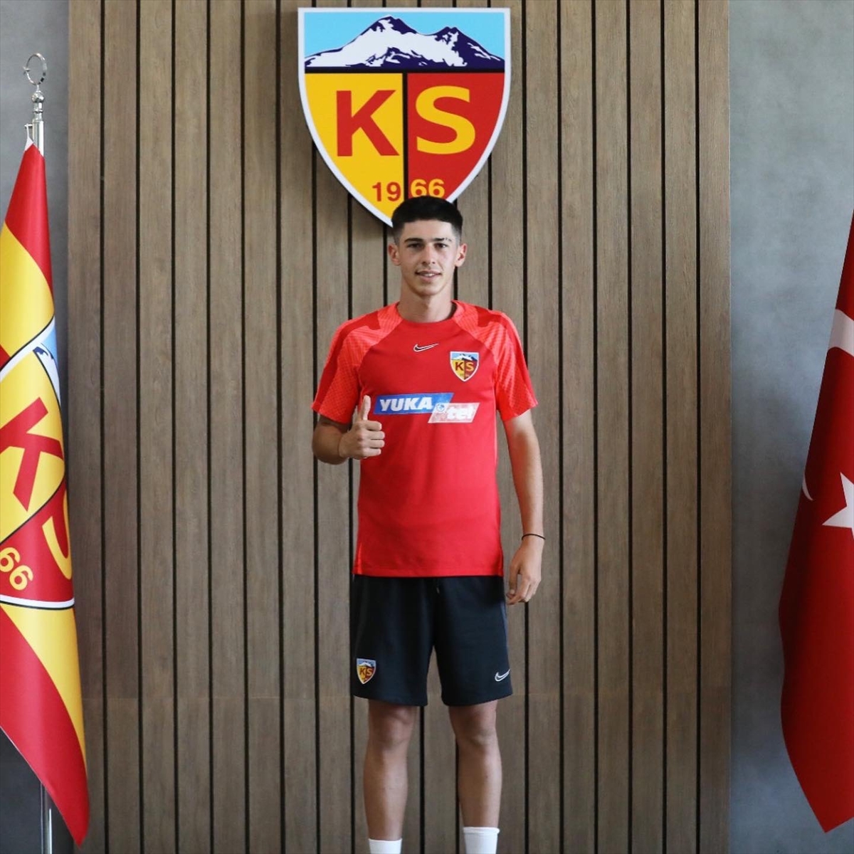 Kayserispor, altyapıdan Baran Ali Gezek ile profesyonel sözleşme imzaladı