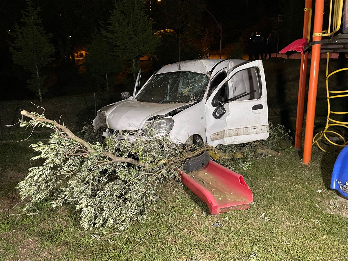 Kocaeli'de panelvanın çocuk parkına uçtuğu kazada 1 kişi öldü, 1 kişi yaralandı