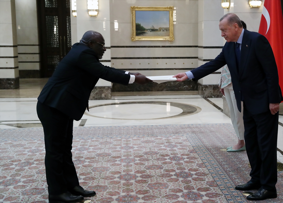 Kongo Demokratik Cumhuriyeti'nin Ankara Büyükelçisi Rashidi, Cumhurbaşkanı Erdoğan'a güven mektubu sundu