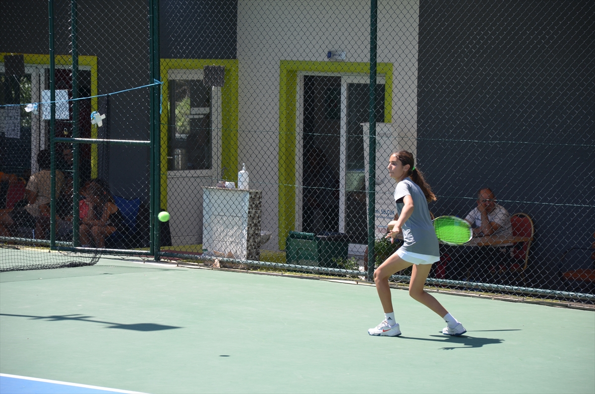 Manisa'da Büyükler Hafta Sonu Yaz Kupası Tenis Turnuvası başladı