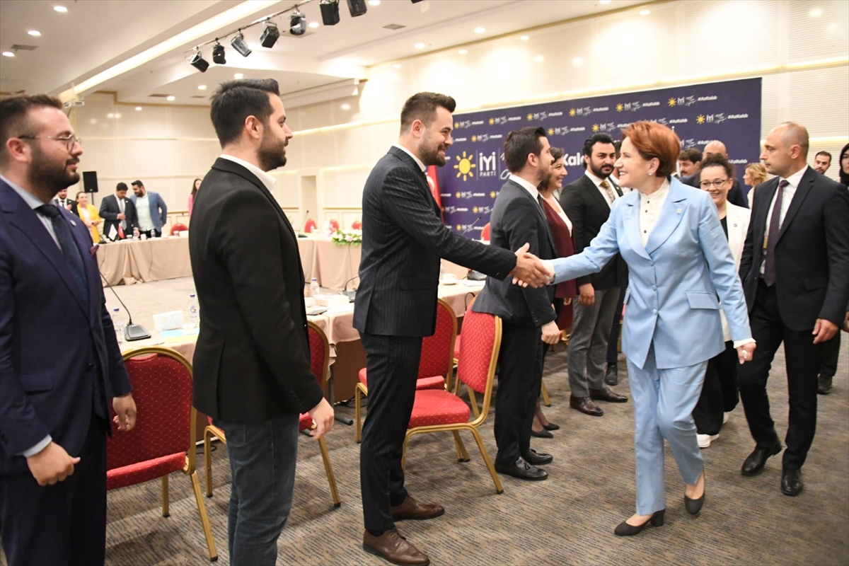 Meral Akşener, partisinin gençlik kolları il başkanlarıyla bir araya geldi