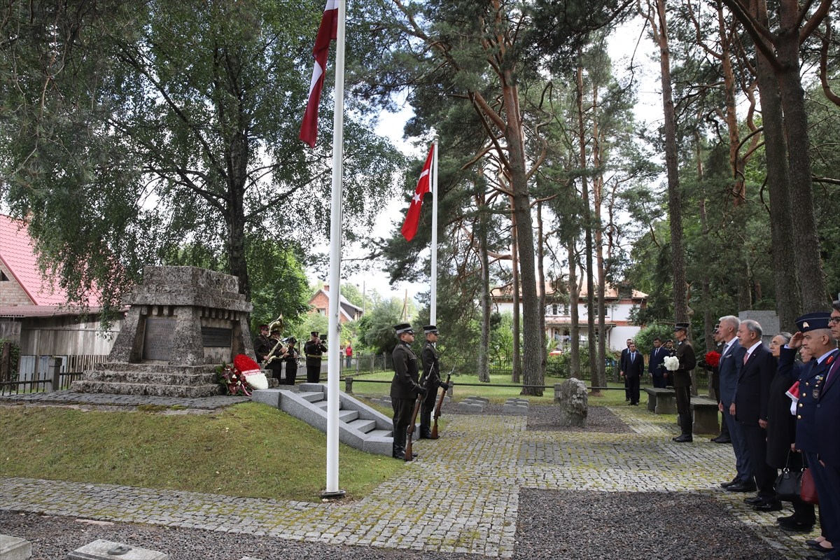 Milli Savunma Bakanı Akar, Letonya'daki Türk Şehitliği'ni ziyaret etti