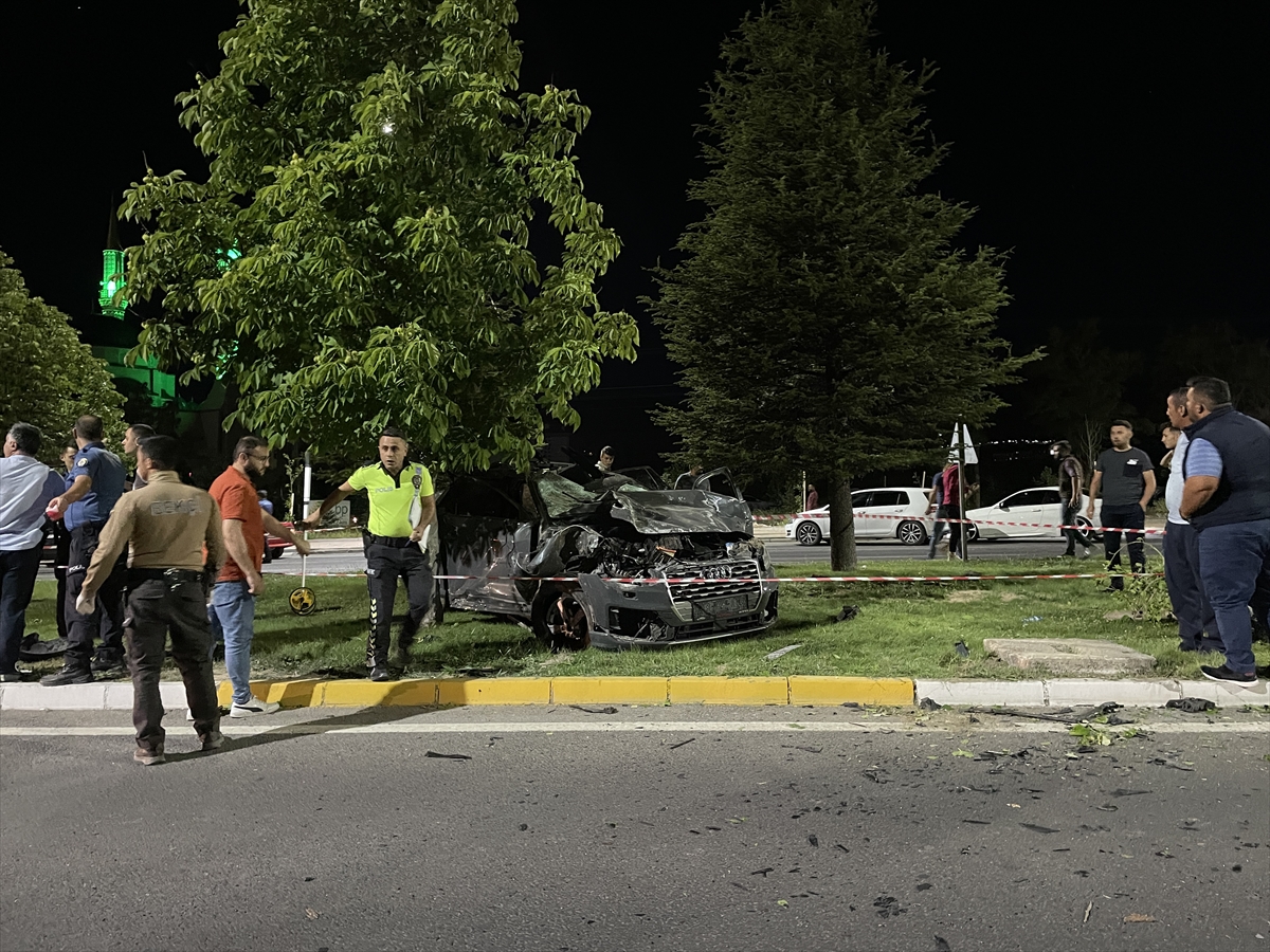 Niğde'de refüjdeki ağaçlara çarpan otomobilin sürücüsü öldü