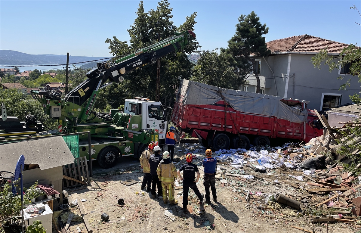 GÜNCELLEME – Sarıyer'de kamyon gecekondunun üzerine düştü, 4 kişi yaralandı