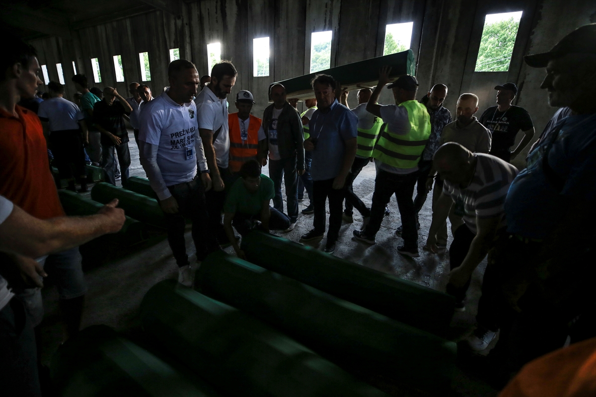 Srebrenitsa kurbanlarının tabutları defnedilecekleri Potoçari Anıt Mezarlığı'na taşındı