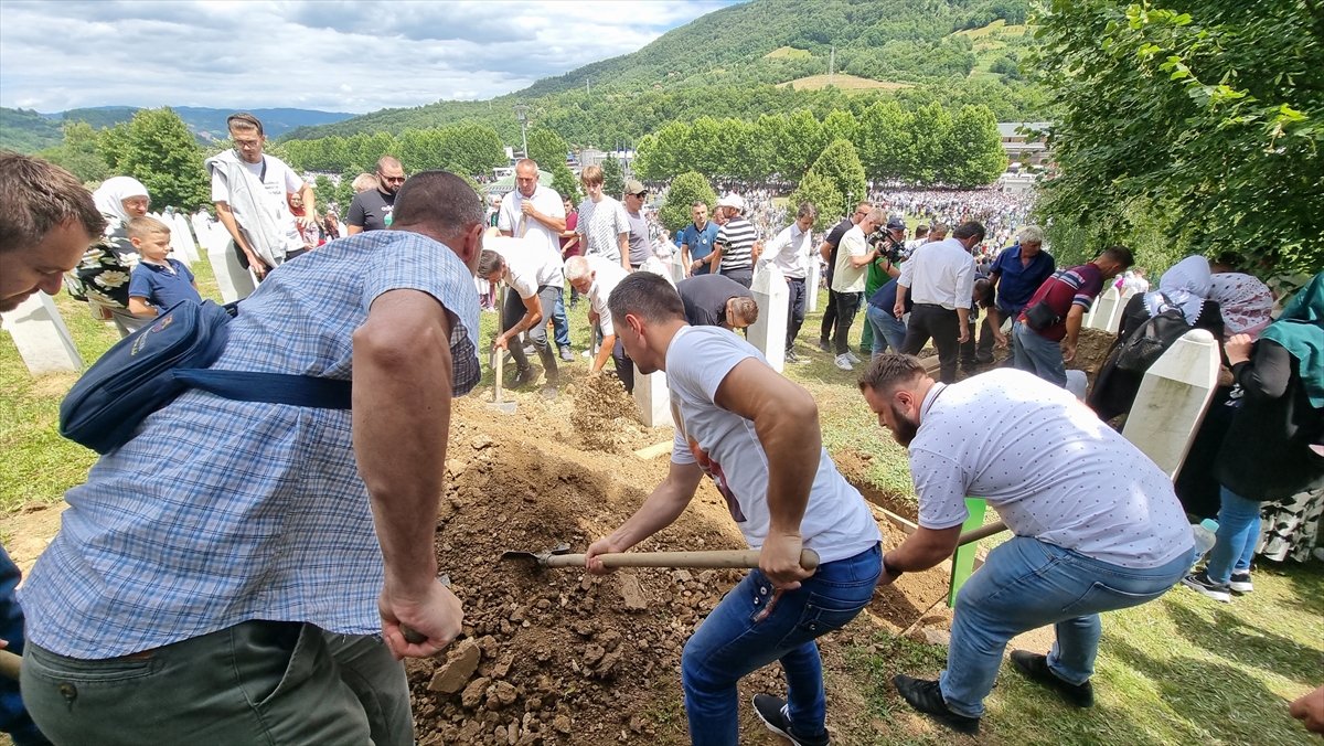 Srebrenitsa soykırımının 50 kurbanı daha toprağa verildi